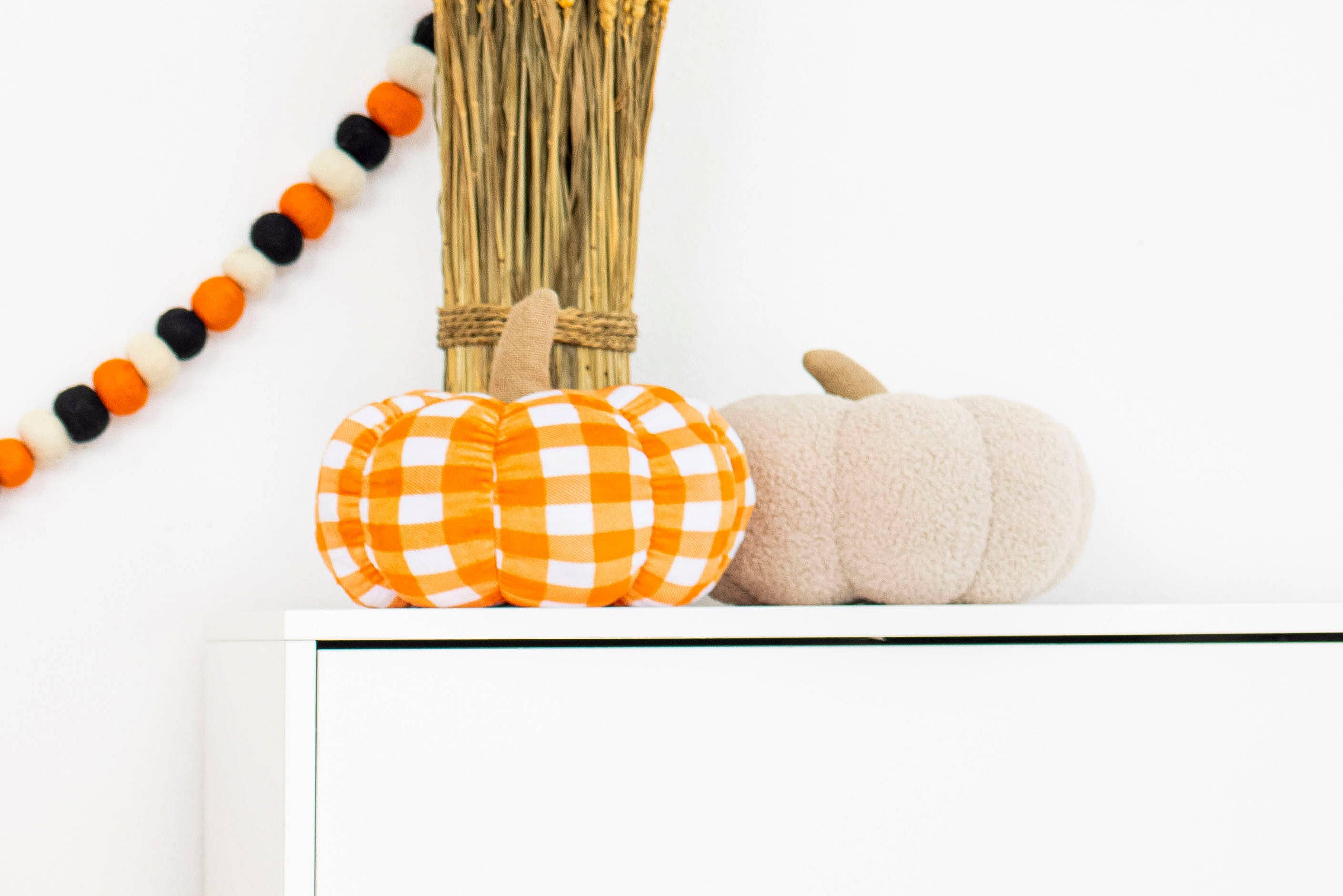 Pearhead - Vente Coussin décoratif - Coussin Sherpa en forme de citrouille, décoration automnale5