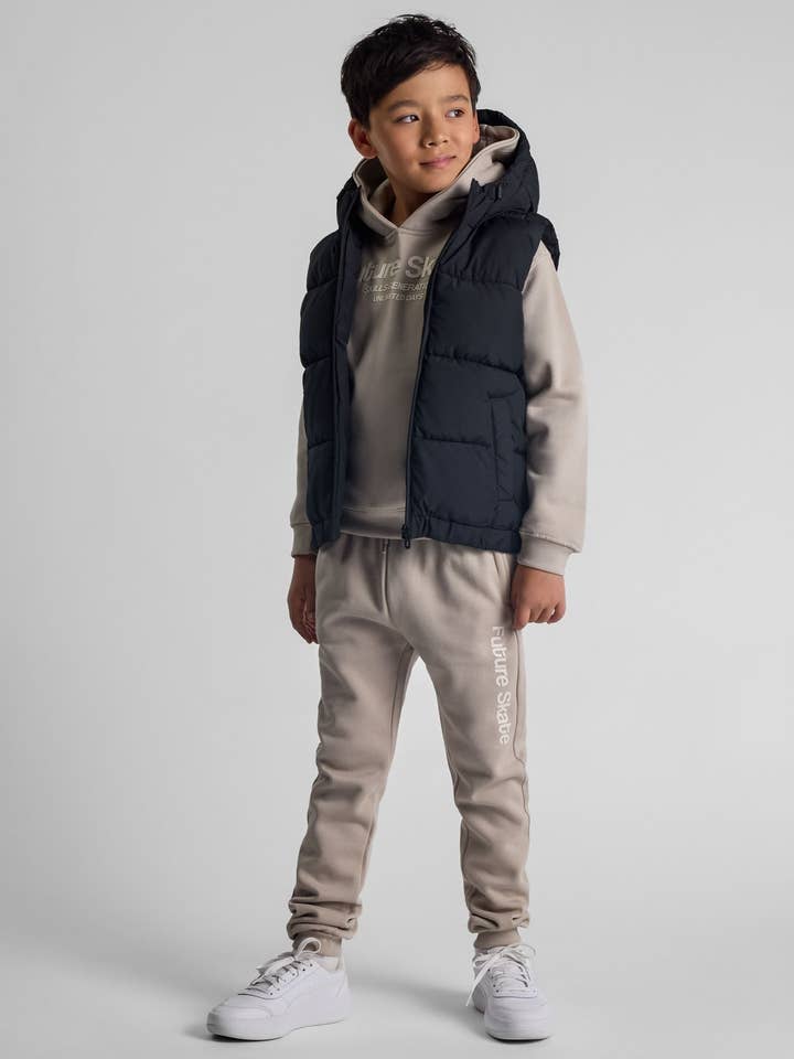 Jongens gewatteerd gilet met capuchon, ritszakken, zwart, 2-14 jaar voor wholesale door Minoti sp. z o.o.