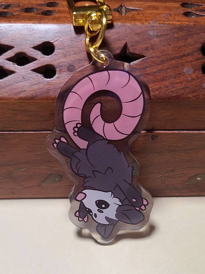 Possum akryl charme for engroshandel hos Arcanepursuit