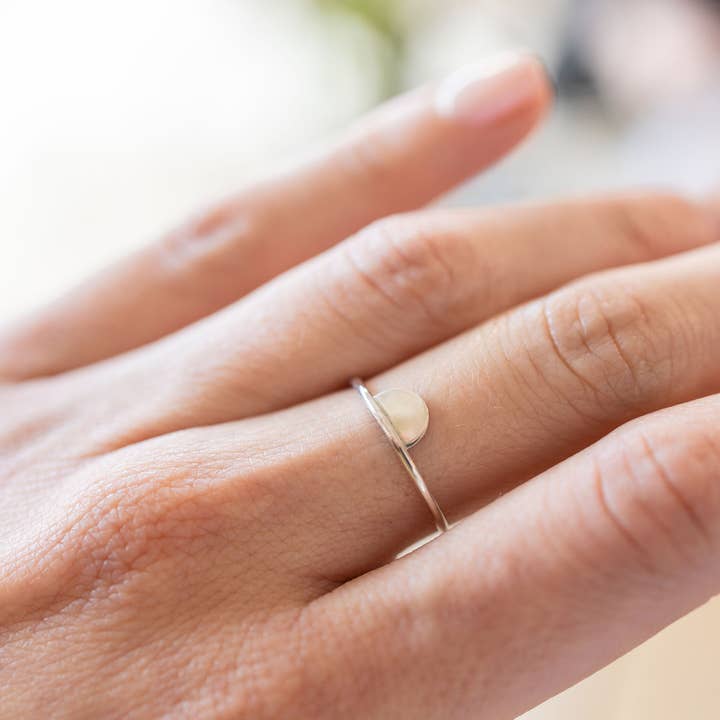 Zierlicher Halbmondring aus Sterlingsilber für den Großhandel von The Land of Salt