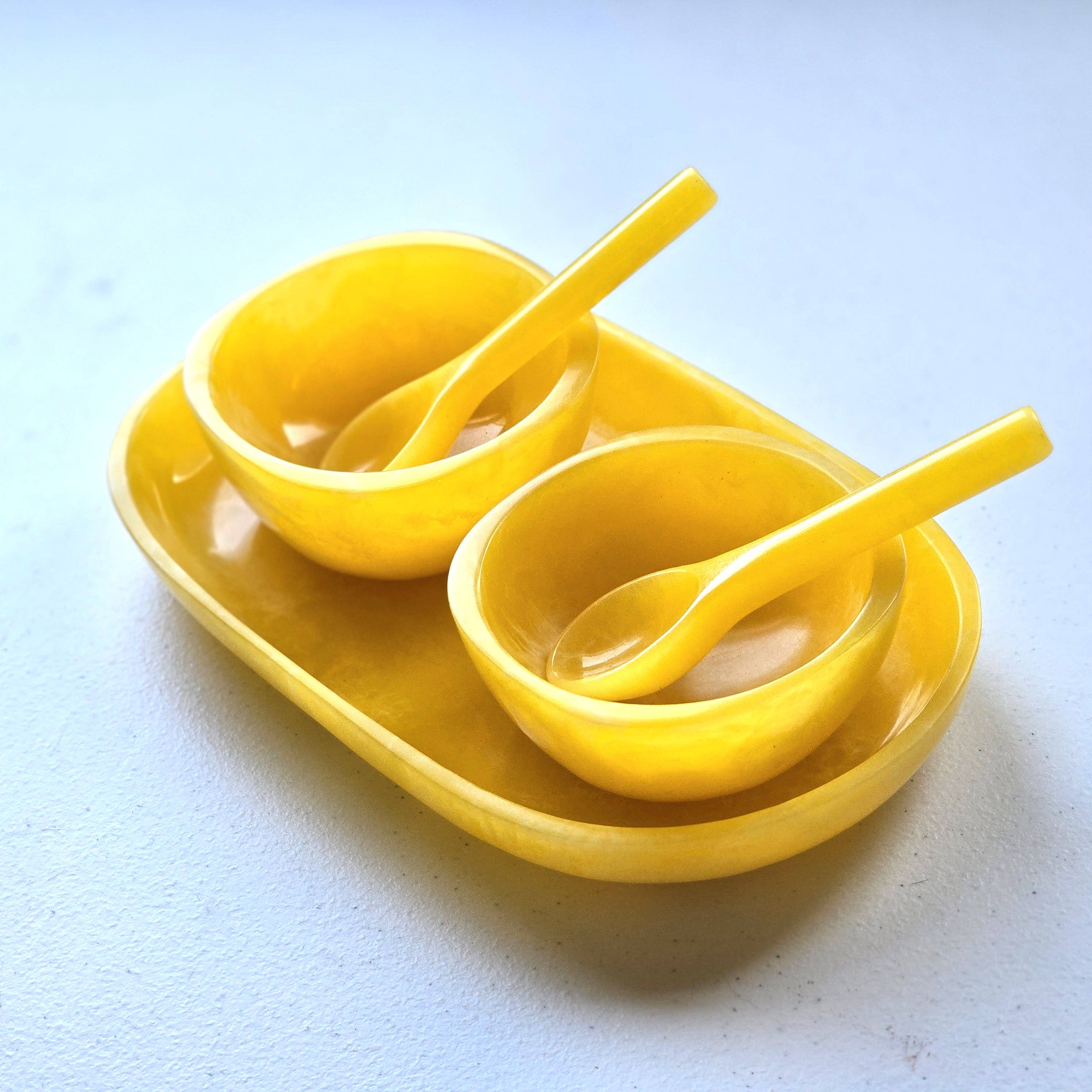 Gibb & Daan – Engroshandel Serveringsbakke – Lille serveringsbakke med 2 skåle og skeer - Håndhældt harpiks58