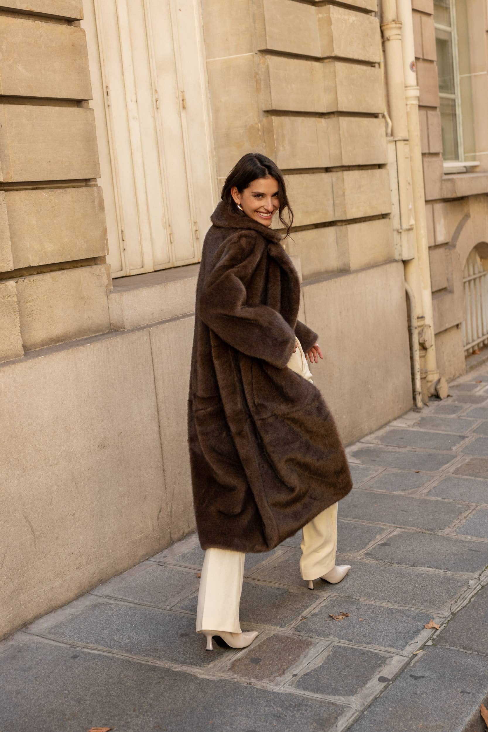 Attentif Paris - Wholesale Fur/Faux Fur Coat - Women's - Long synthetic fur coat with lapel collar32