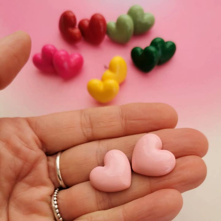 Orecchini a cuore colorati per la vendita all'ingrosso da parte di Pampa Mia