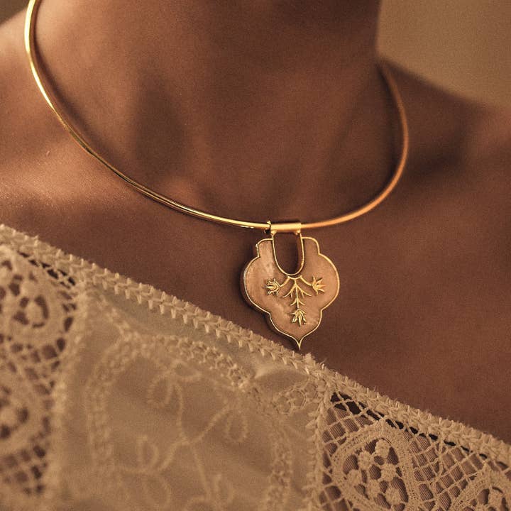 RAS-DE-COU MOSAÏQUE pour la vente par Dhwani Bansal