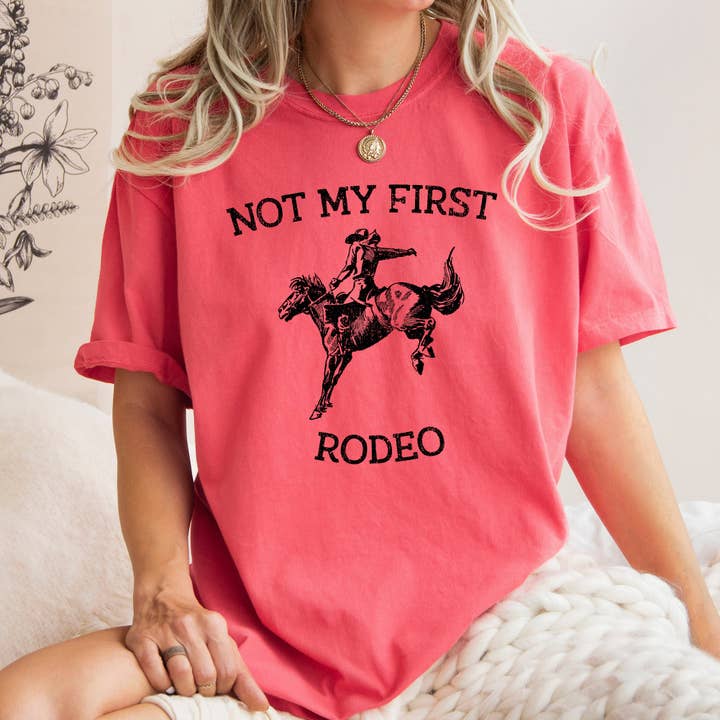 Refinery Number One LLC – wholesale Tunika - Dam – Not My First Rodeo, Cowboy, Bronco Rider, Country, Cowgirl, Tshirt5