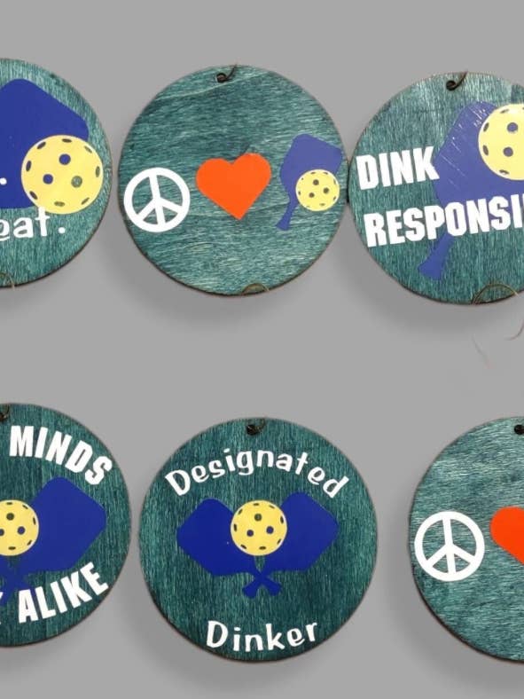 Pickleballprydnader vinyl på betsat trä för wholesale av Eclectic Judaica