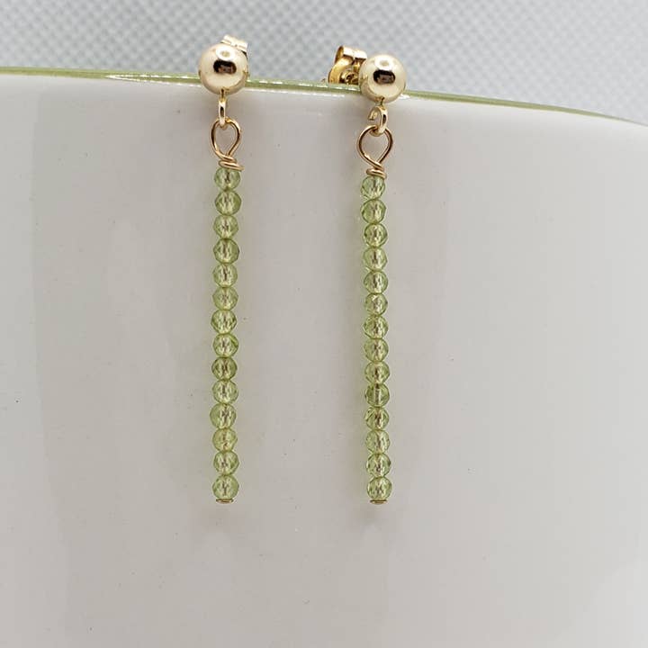 Boucles d'oreilles barre minimalistes - Péridot pour la vente par Divine Dragon Designs