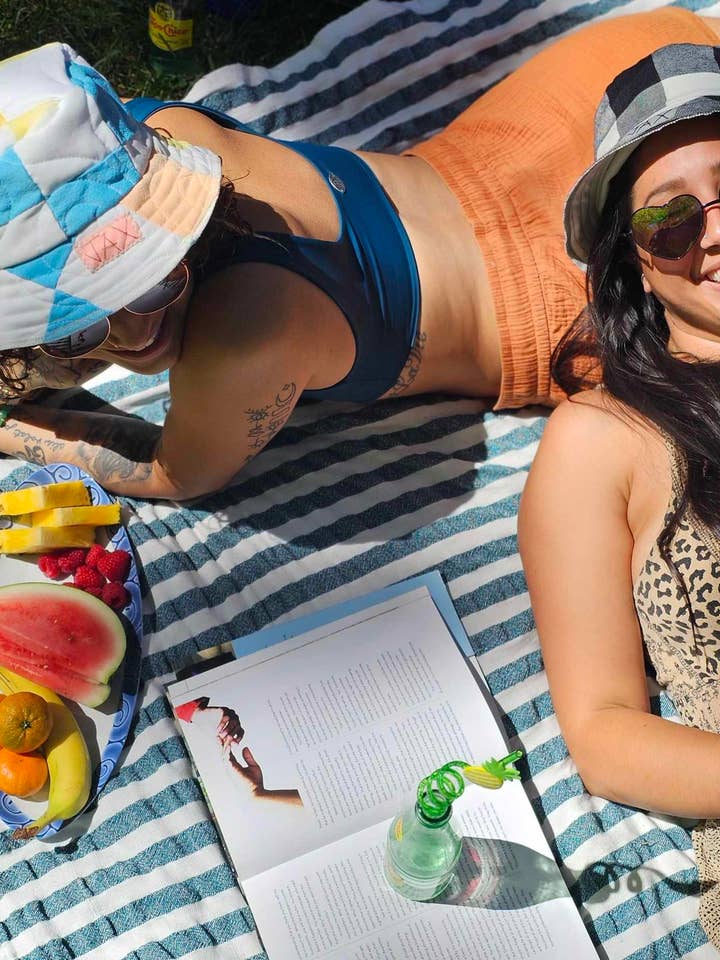 Chapeau bob adulte en patchwork matelassé recyclé d'automne pour la vente par Jax Upcycled