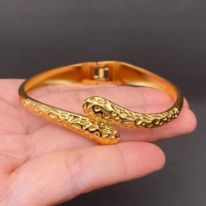 Hammertekstur 18K guldbelagt rustfrit stål manchet - FGS for engroshandel hos Mio Queena