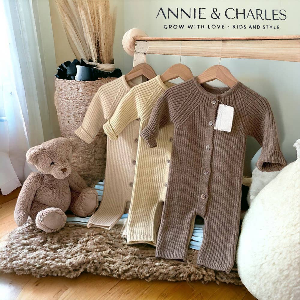 Annie & Charles - Wholesale Kledingset - Baby - Annie & Charles® gebreid pak met mutsje18