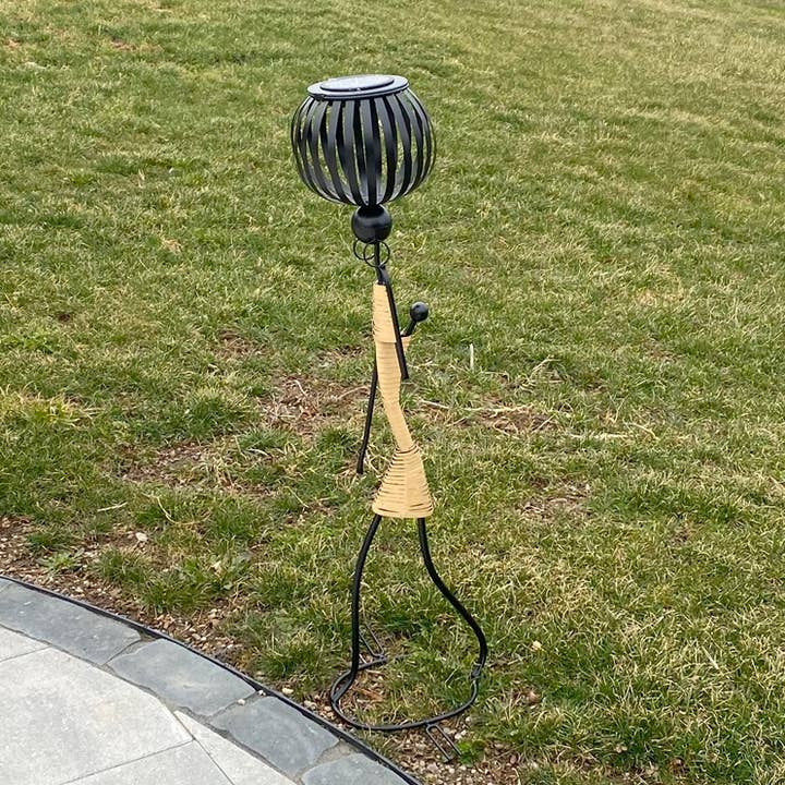 Figur einer Stammesdame auf dem Kopf mit Solarlicht für den Großhandel von Peterson Housewares & Artwares