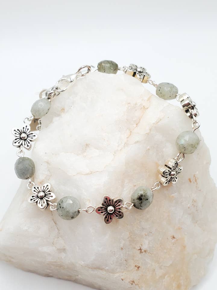 Armband, Labradorit och Bali Silver Flowers Link Armband för wholesale av Jezabel Adornment