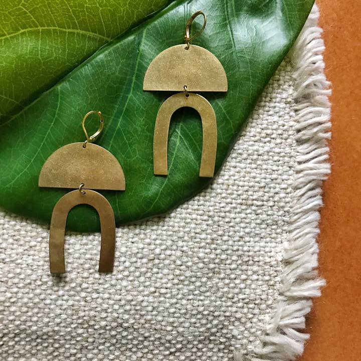 Orecchini in ottone con motivo Geo per la vendita all'ingrosso da parte di Melissa Jenkins Designs