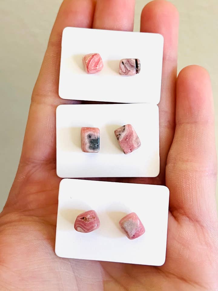 Lot de 5 paires de boucles d'oreilles en cristal de rhodochrosite pour la vente par Only Crystals Remain