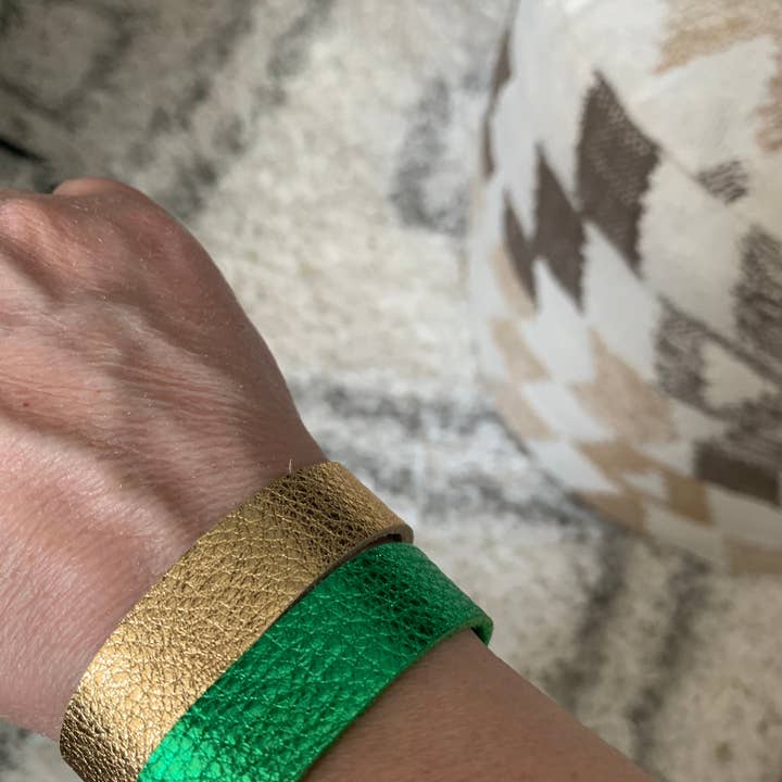 Grünes metallisches dünnes Manschettenarmband für den Großhandel von Luna And Loki Design