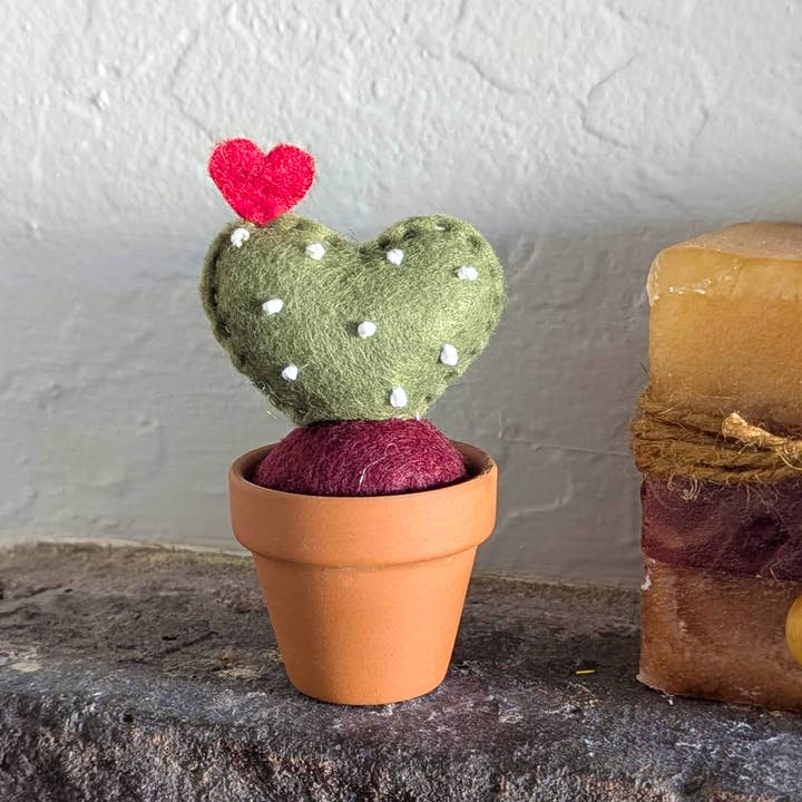 Ham Eye Am - Wholesale Decorative Tabletop Object - Handmade Felt Heart Cactus in Terracotta Pot 2