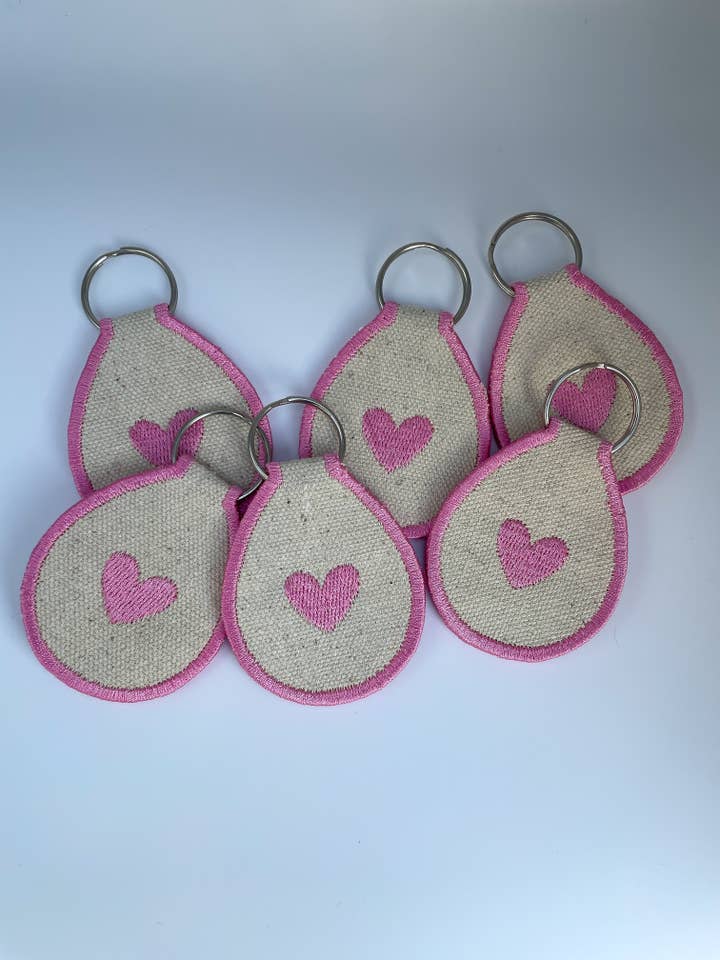 Porte-clés brodé cœur pour la vente par Studio Aparicio