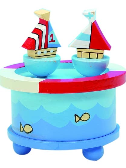 Des voiliers en bois tournent au rythme d'une célèbre mélodie pour la vente par Musicbox Kingdom