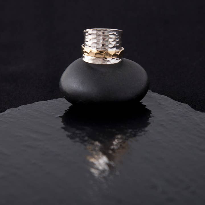 Bague à Spinner en argent sterling avec anneau en laiton martelé pour la vente par Baizaar