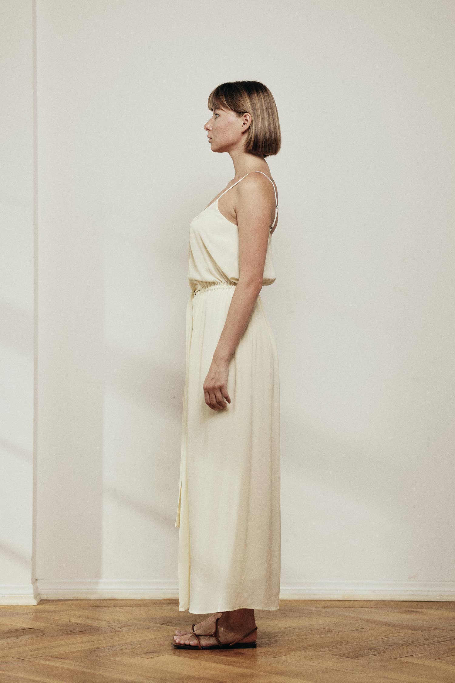 Cream Maxikleid mit Bindeband vorne für den Großhandel auf Faire2