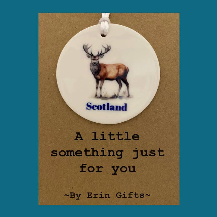 Un Piccolo Pensiero - Biglietto con Cervo Scozzese & Ricordo in Ceramica per la vendita all'ingrosso da parte di By Erin Cards and Gifts Ltd