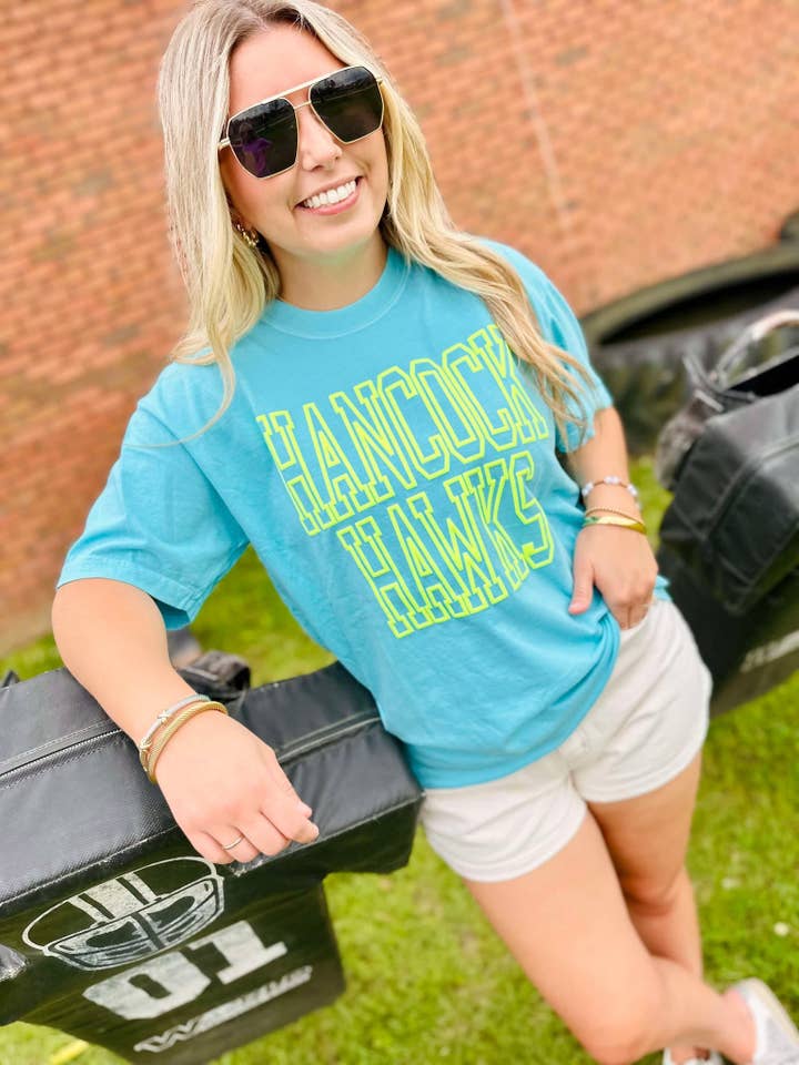 Dash Forward Wholesale – wholesale T-shirts med screentryck – Dam – Anpassad Hollow Varsity Stacked Puff Graphic T-shirt4