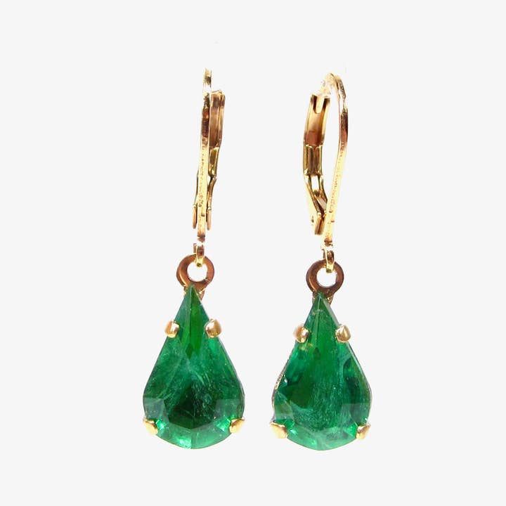 Douces petites boucles d'oreilles en or vert émeraude vintage en verre goutte. pour la vente par SoHo Schmuckmanufaktur