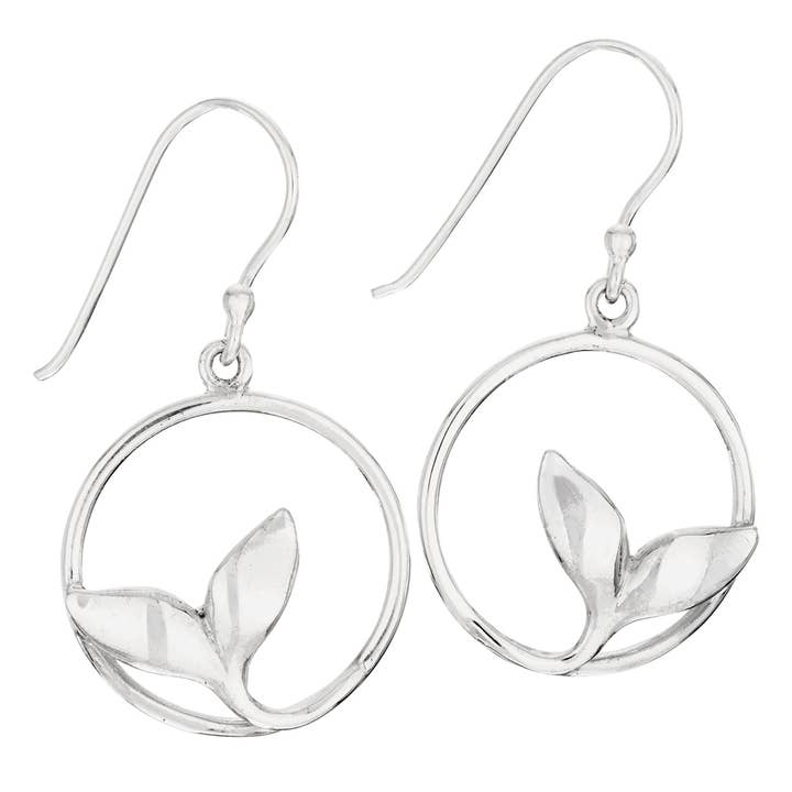 Boucle d'oreille en argent sterling en forme de queue de baleine ronde vue sur mer pour la vente par Tiger Mountain Jewelry