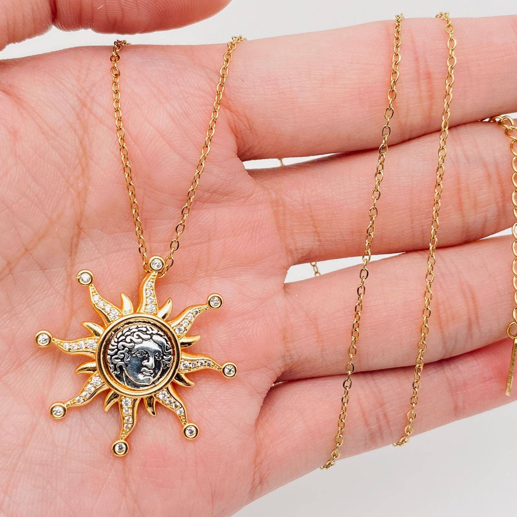 Mio Queena – Großhandel Kette mit Anhänger/Charm – Sun God Apollo Halskette mit Anhänger, vergoldet0