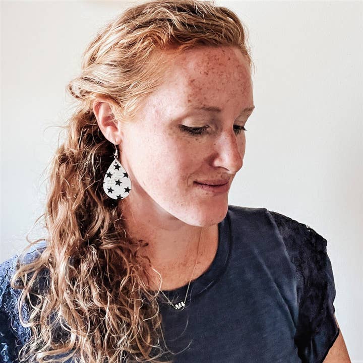 Patriotiske mellemstore dråbeformede korkøreringe for engroshandel hos Creek and Elm