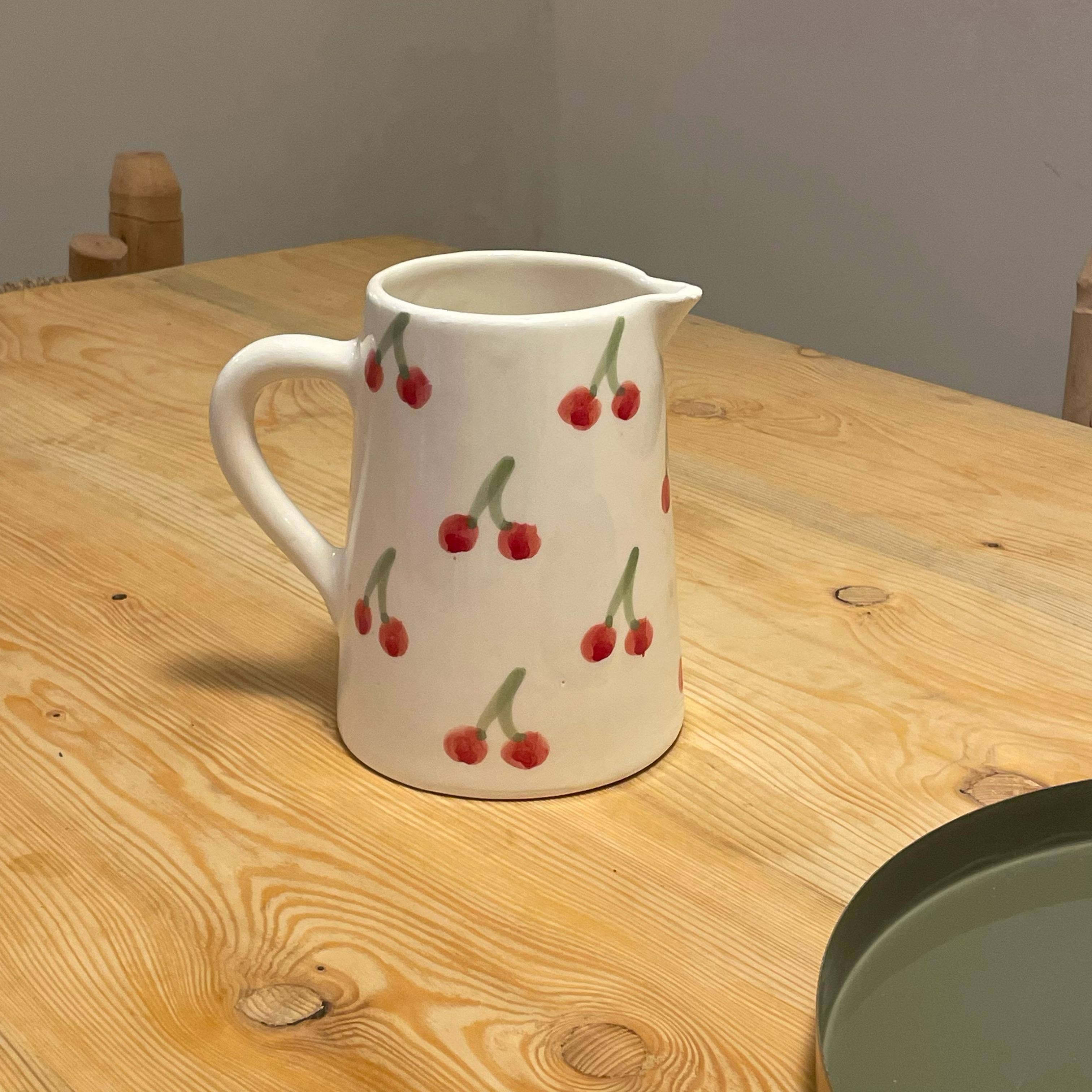 LeBazare – Großhandel Krug – Handbemalter Keramikkrug – Weiß mit Kirschmotiven (1 l)