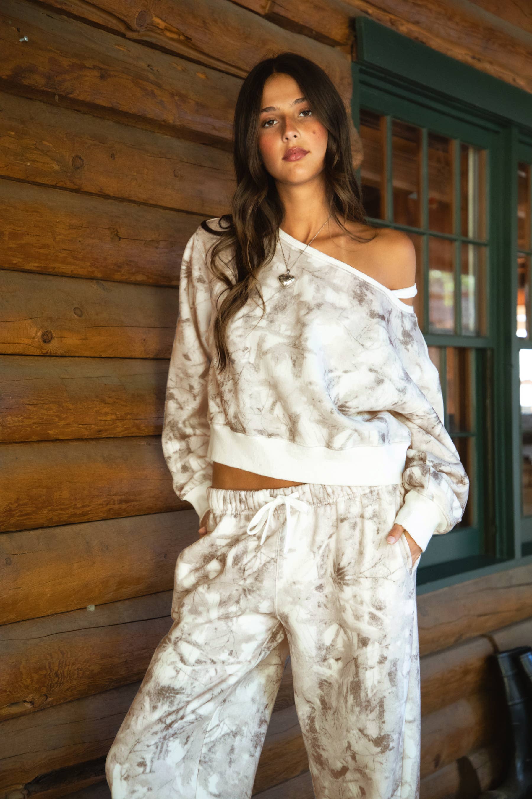 Licht Camo AVERY Licht Woodland Camo Off The Shoulder Fleece Sweater voor groothandel op Faire