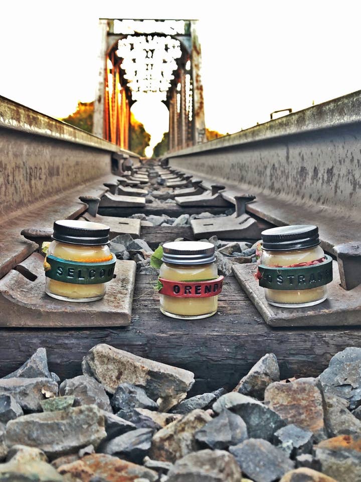 hUmaNITY étiquette Bougies en cire d'abeille biologique pour la vente par Rural Roots