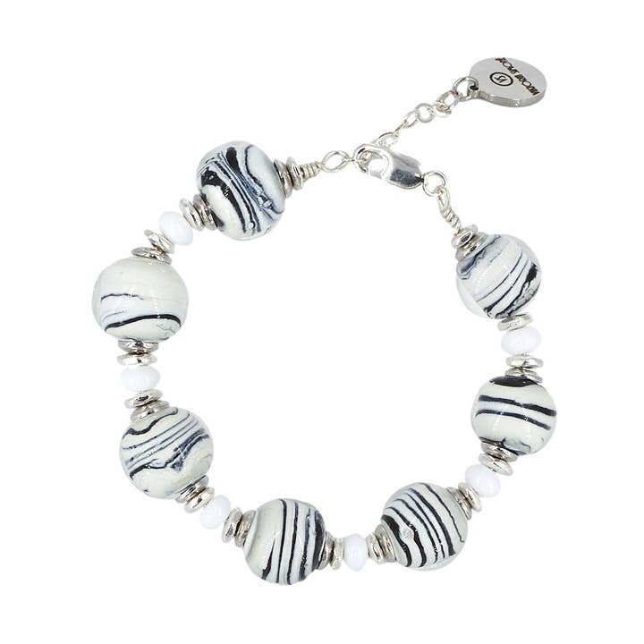 Bracelet manchette italien blanc à rayures noires en verre de Murano et cristal autrichien avec fermoir en argent sterling pour la vente par Viktoria Simonë