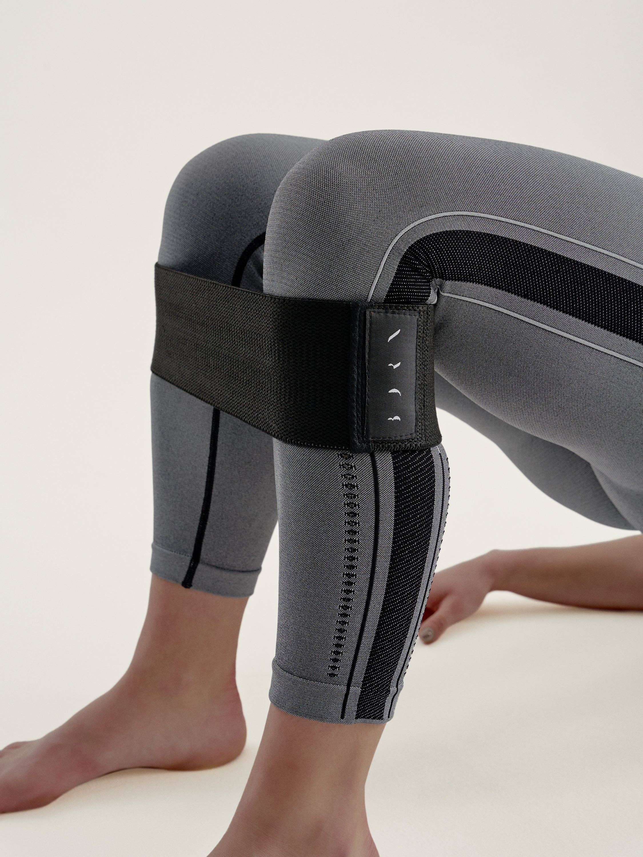 Born Living Yoga - Wholesale Yoga Strap/Band - Resistance Bands Set Black & Medium Grey2