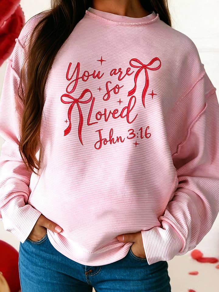 LDC "Tu es tellement aimé" Pull décontracté à col rond surdimensionné pour la vente par Little Daisy Closet