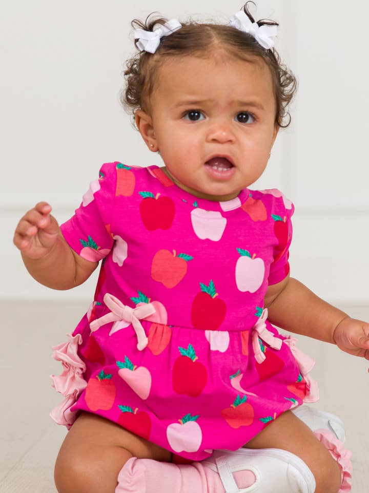 Pelele de Punto con Lazo y Manga Corta para Bebé Niña "Manzana de Mis Ojos" para venta al por mayor de RuffleButts + RuggedButts