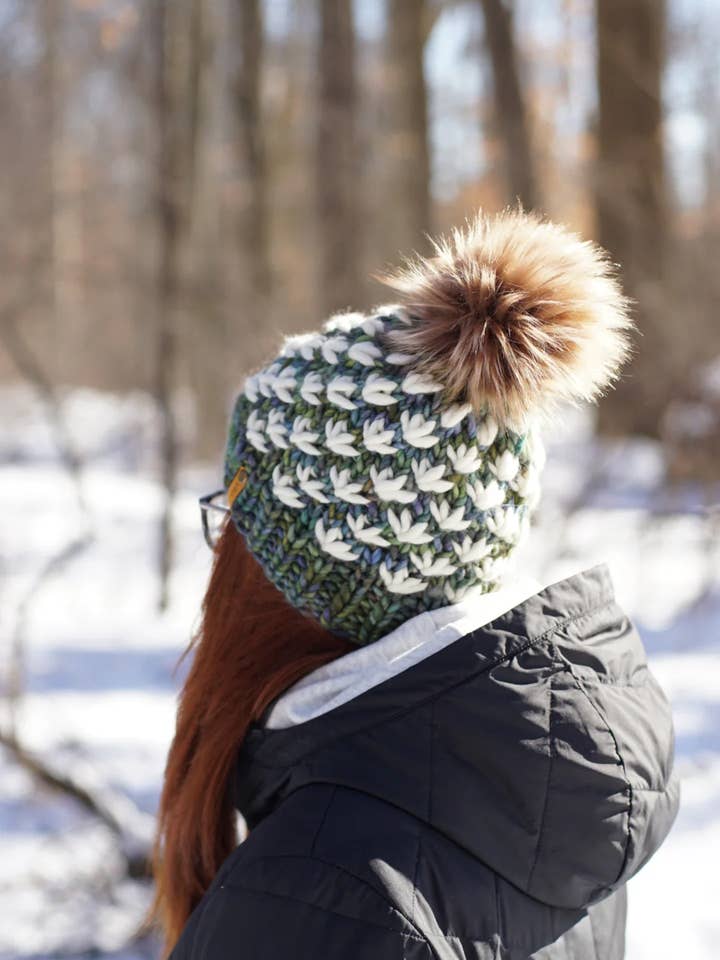 Muts met lotusbloem in Indecita voor wholesale door Ellikin Knits, LLC