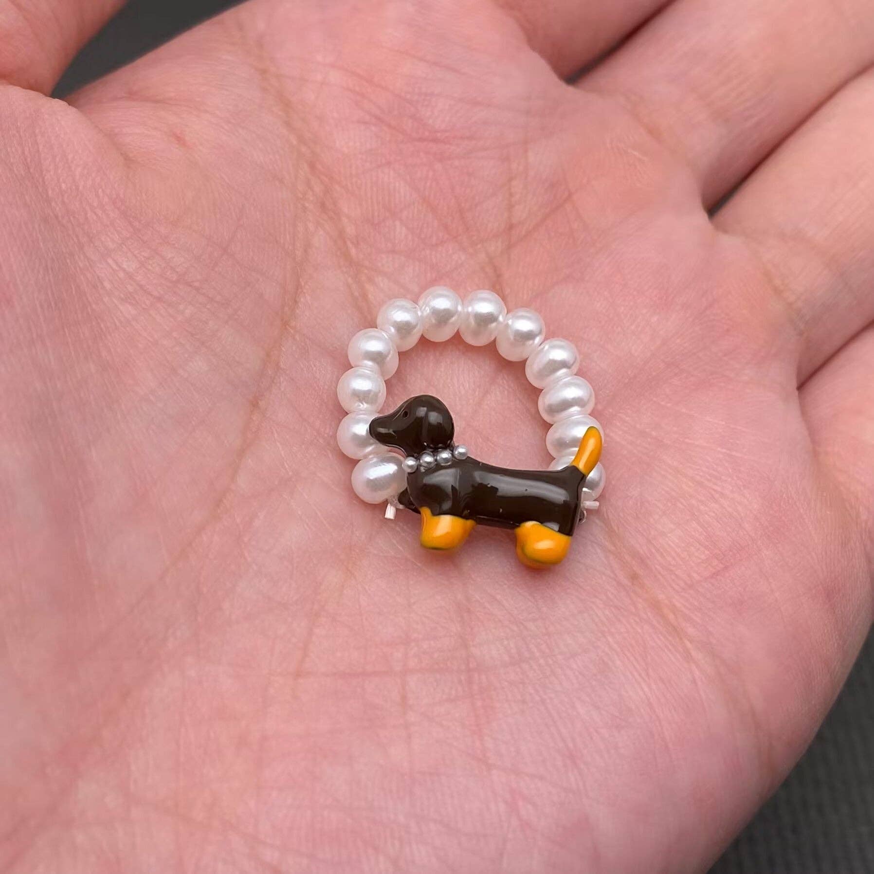 Mio Queena - Wholesale Cocktail/statement ring - Ceramic Dachshund Dog Pearl Beaded Elastic Ring - YK