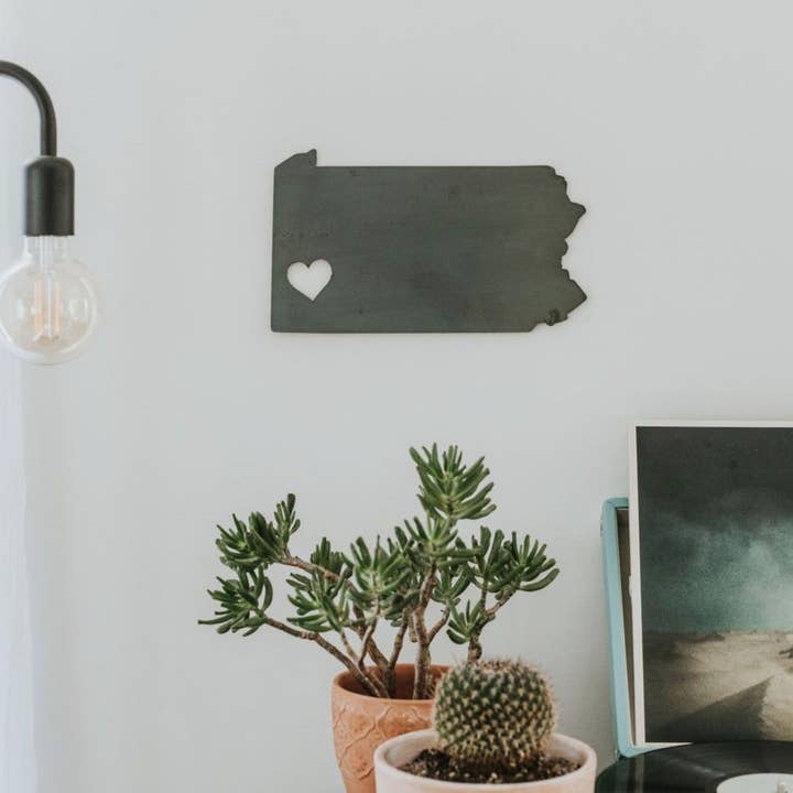 Décoration murale personnalisée de votre ville avec un cœur au-dessus de votre code postal pour la vente par Keystone Steel Co.