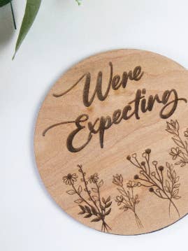 Nous attendons une annonce, une annonce de grossesse pour la vente par McKean Makers Market