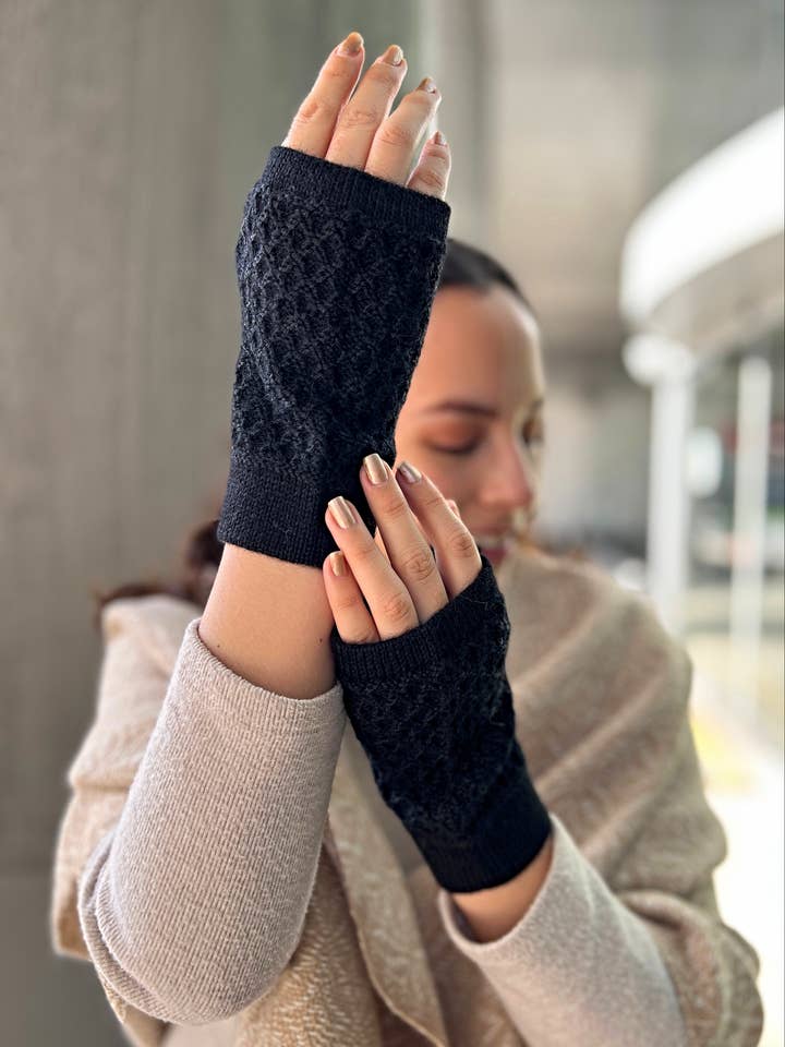 MAKI fingerlose Handschuhe aus 100 % Alpaka-Wolle aus Bolivien für den Großhandel von TINKU - Celebrating Bolivian Heritage
