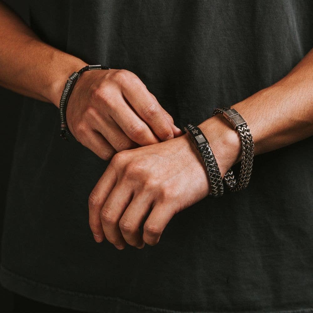 The Hero Company - Vendita all'ingrosso Bracciali a catena e a maglie - Braccialetto The Hero Company- Knight's Creed BELIEVE Credo: aiuta ad abbinare veterani con cani di servizio o da rifugio - Faire16