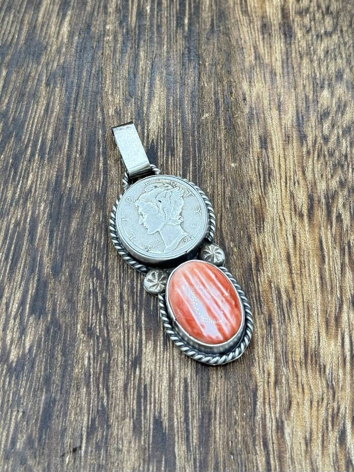 Navajo handgjord hängsmycke i sterlingsilver med röd spiny oyster-snäcka och Liberty Dime-mynt för wholesale av Native City Jewelry