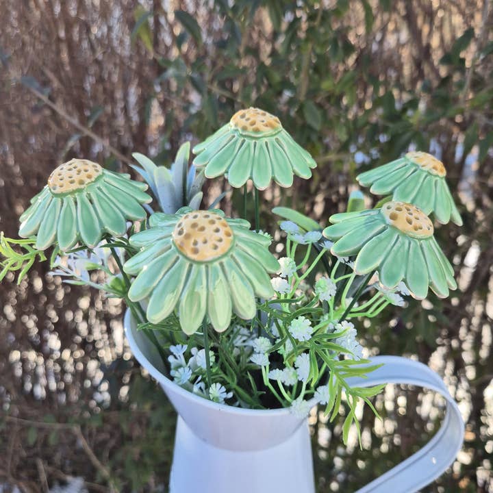 Keramische Bloem Groene Kamille, Plantensteun, Madeliefje op steel voor wholesale door Pannonhem AB.