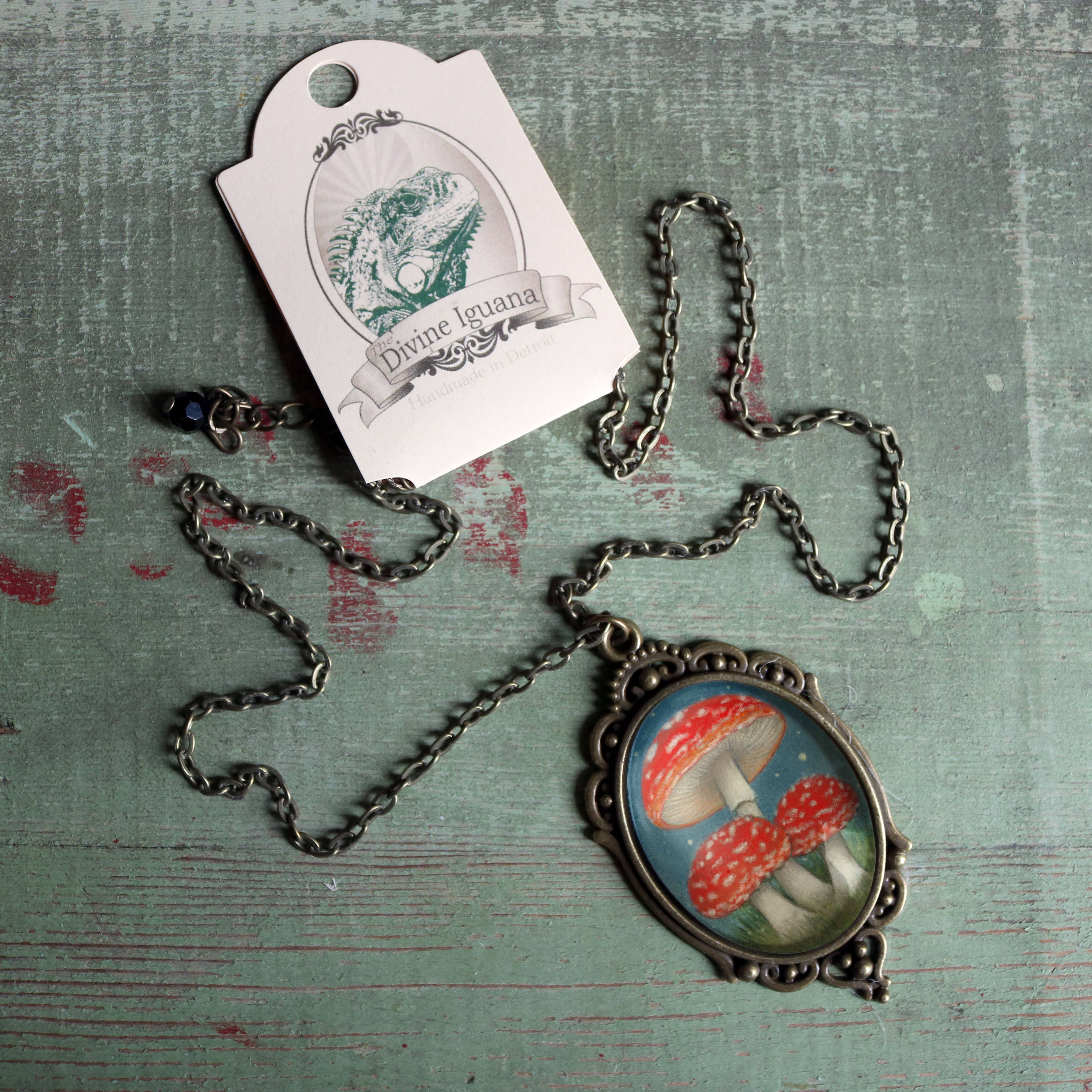 The Divine Iguana - Venta al por mayor Collares con colgantes/abalorios - Collar con colgante ovalado con forma de corazón de cabaña adornado con hongos iluminados por la luna1