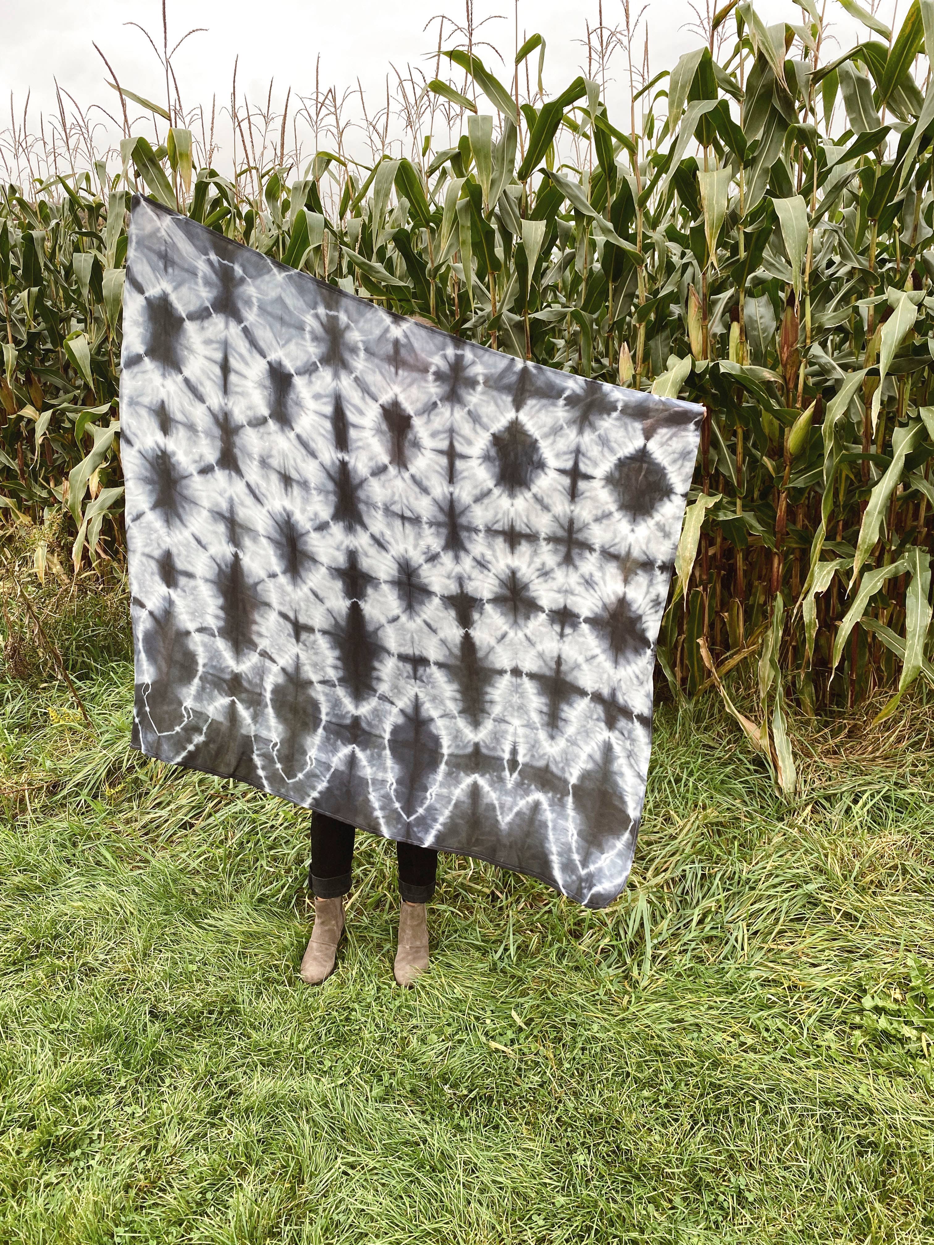 Explore Designs By Emelia Prince Ruyle - Vendita all'ingrosso Sciarpa - Donna - Sciarpa coperta in lana di seta Stellar tinta a mano0