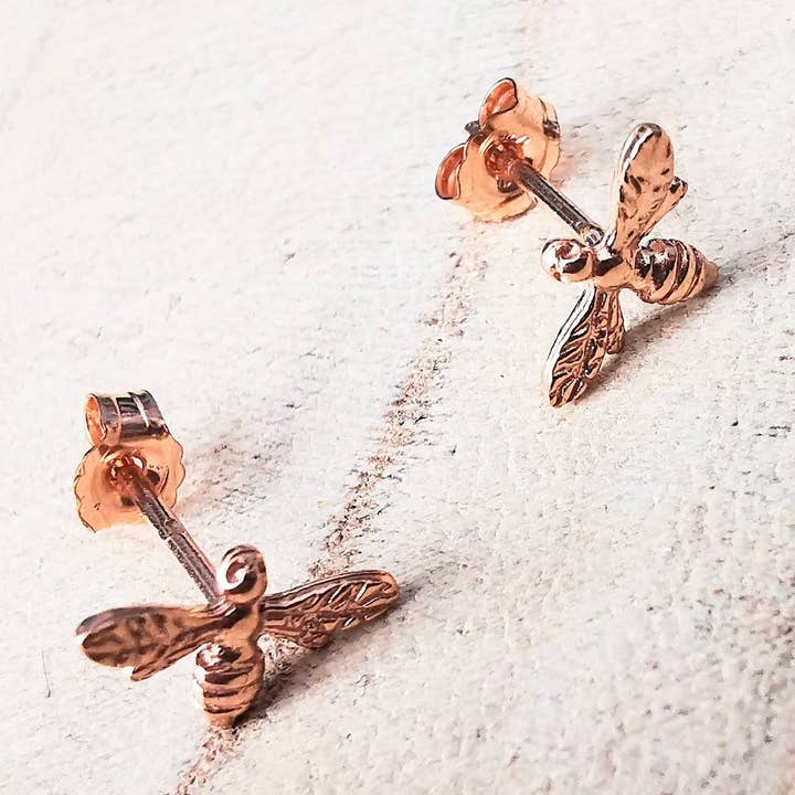Roségouden oorknopjes met bijen voor wholesale door Sophellie Jewellery