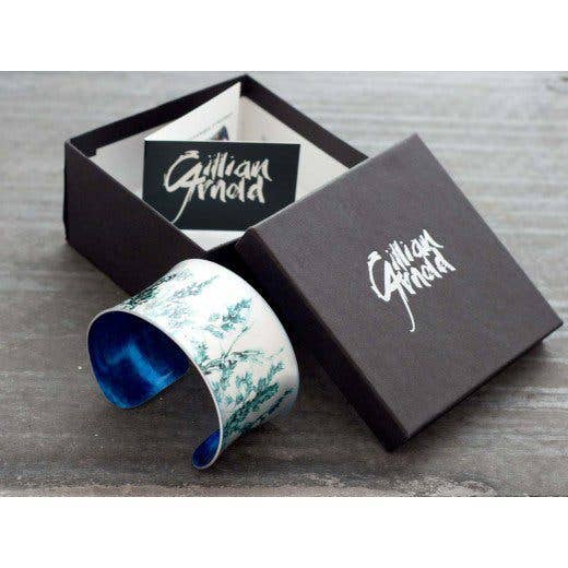 Manschettenschmuck aus Aluminium im botanischen Design, smaragdgrüne Landschaft für den Großhandel von Gillian Arnold Jewellery