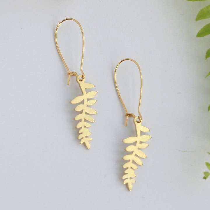 Boucles d'oreilles délicates en forme de feuille en laiton | Fern pour la vente par Kaiko Studio